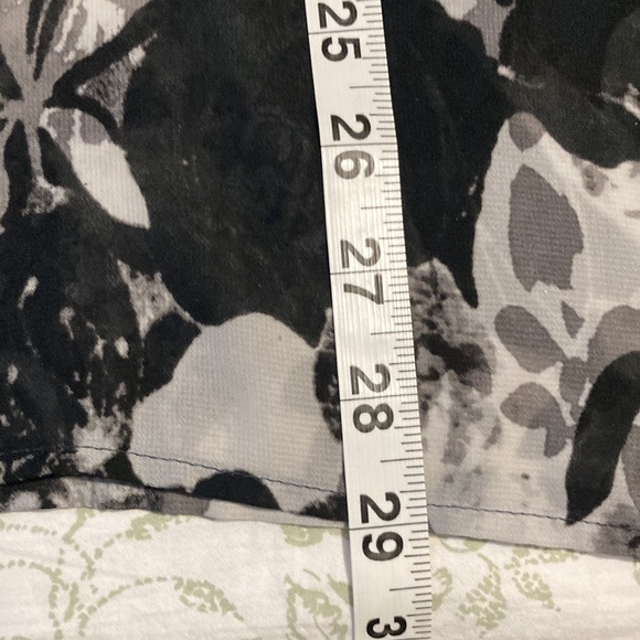 Lane Bryant sheer shell with neck ruffle detail size26 - Picture 6 of 7